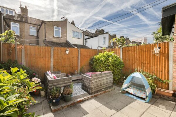 Rays Avenue, London