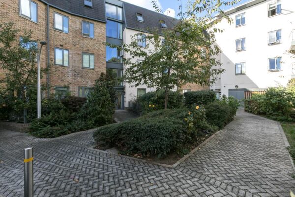 St Andrews Court, Scotland Green, London